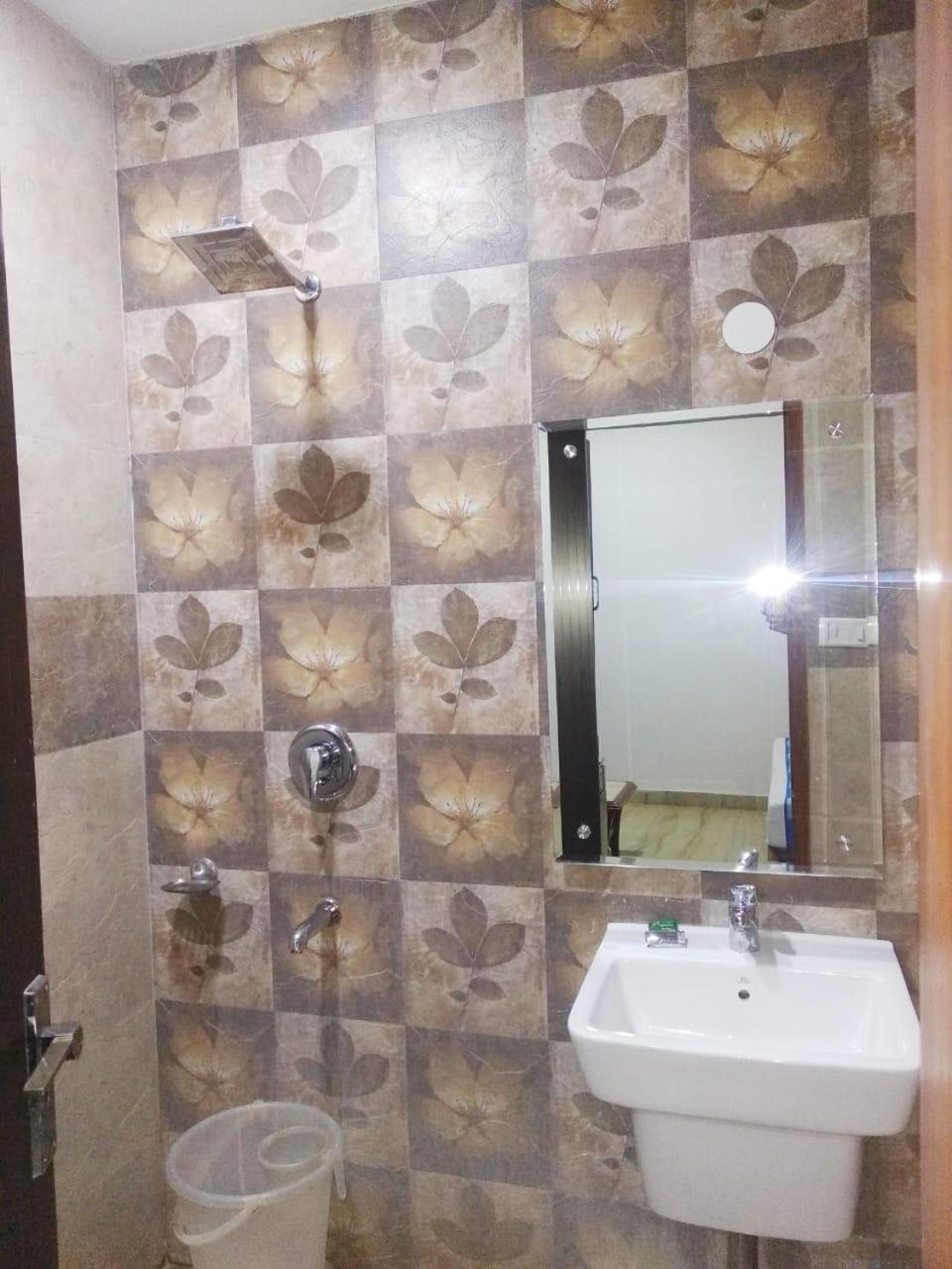 Hotel Spb 87 Near Karol Bagh Metro Station Delhi 外观 照片